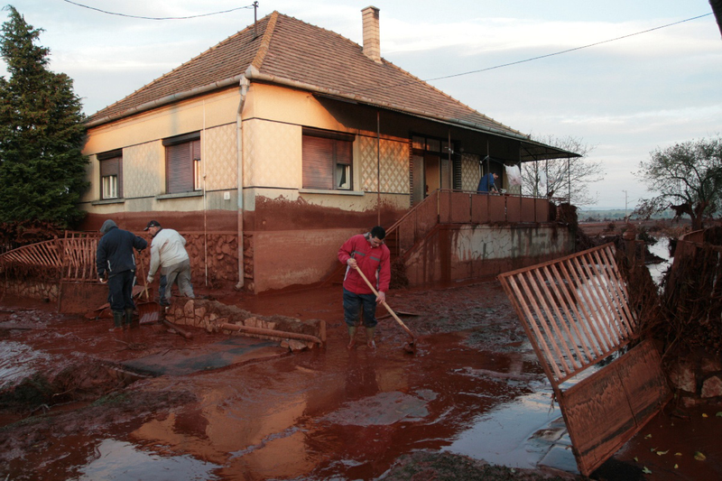 Illustration for article titled Revisiting the Small Village That Was Completely Devastated By Toxic Red Sludge